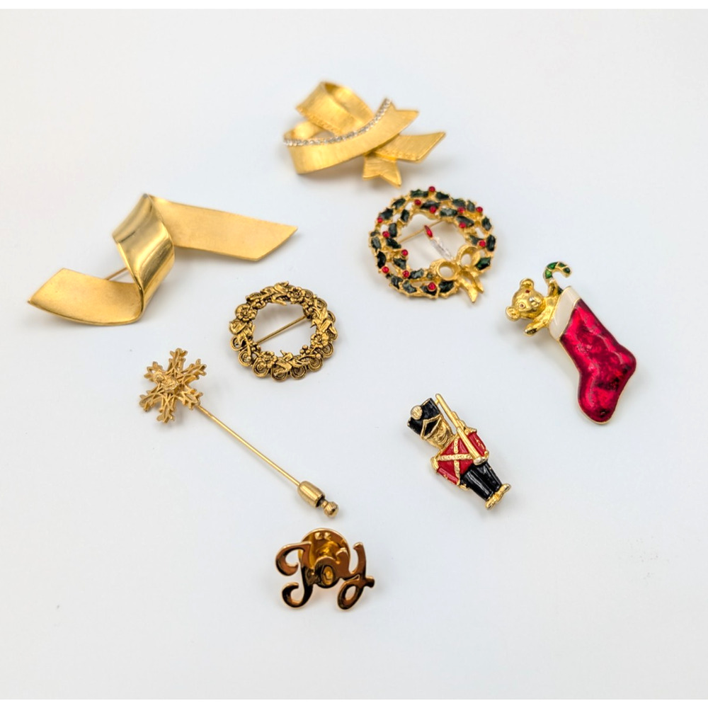 8 Christmas Brooch Lot‎ Enamel Gold Tone Stick Pin Wreath Stocking Ribbon Bow